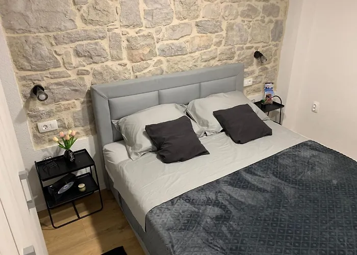 Blue Moon Split- Free Parking *