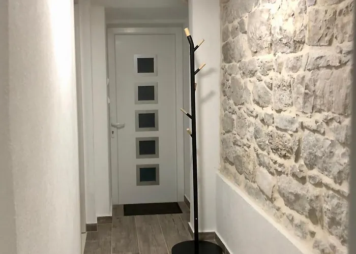 Blue Moon Split- Free Parking * Split