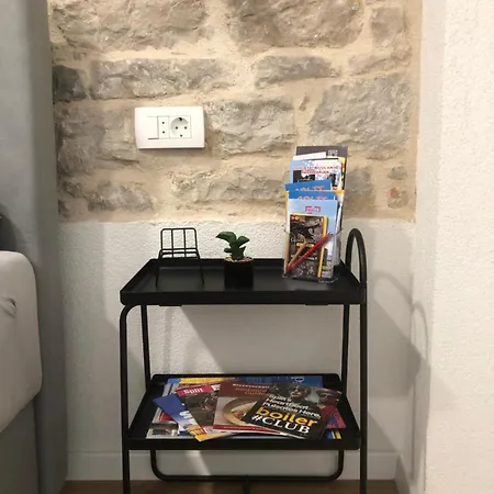 Blue Moon Split- Free Parking Apartment Split